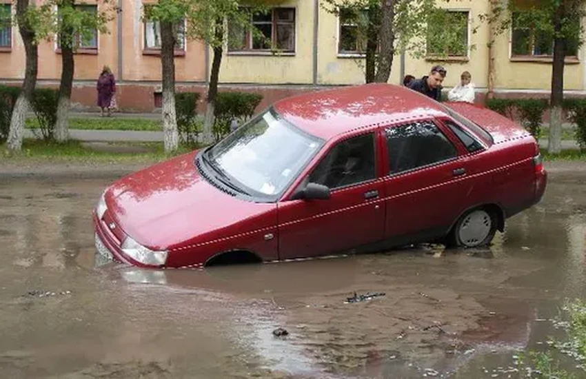 Как правильно преодолевать глубокие лужи на машине без риска гидроудара