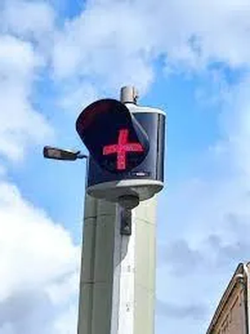 Красный крест на светофоре: что означает этот редкий сигнал в других странах