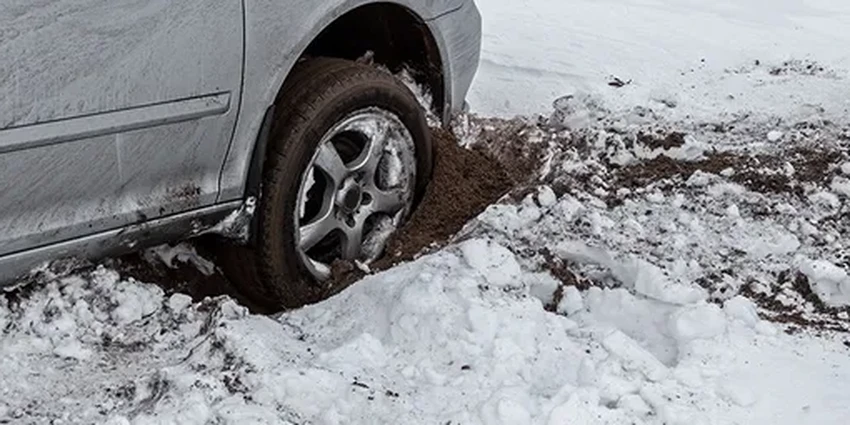 Застряли на снежной парковке? Как выехать без буксира и не закопаться глубже