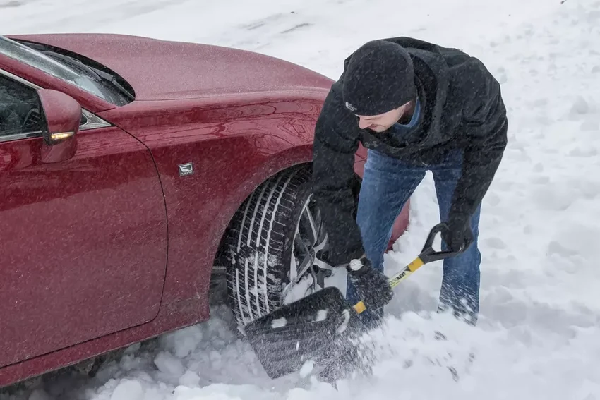 Застряли на снежной парковке? Как выехать без буксира и не закопаться глубже