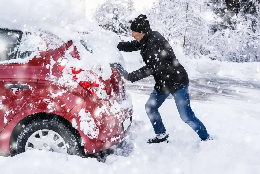 Застряли на снежной парковке? Как выехать без буксира и не закопаться глубже
