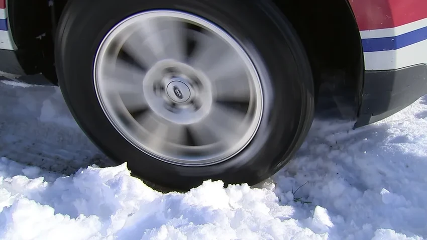 Застряли на снежной парковке? Как выехать без буксира и не закопаться глубже