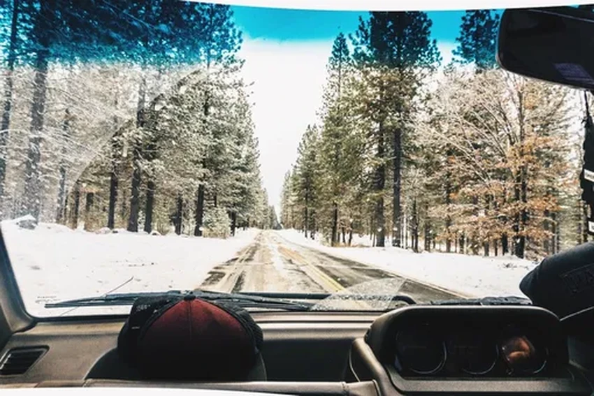 Застряли на снежной парковке? Как выехать без буксира и не закопаться глубже