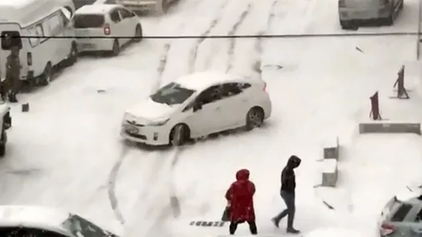 Как безопасно съехать с ледяной горки: простая инструкция для водителя