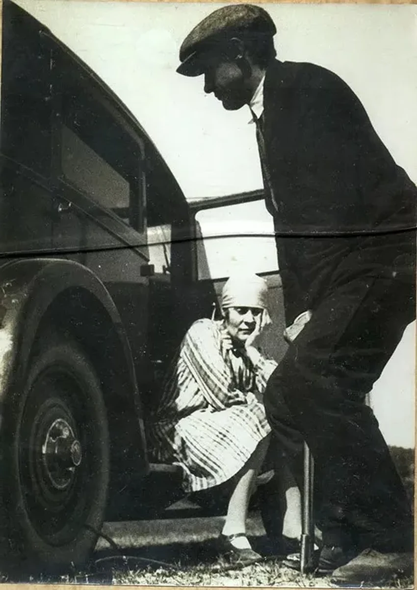 Какой автомобиль купил Маяковский для Лили Брик: история роскошного подарка