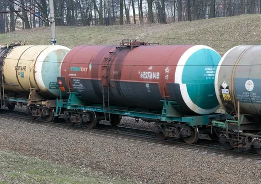 Зачем цистерны на железной дороге помещают в прямоугольную раму?