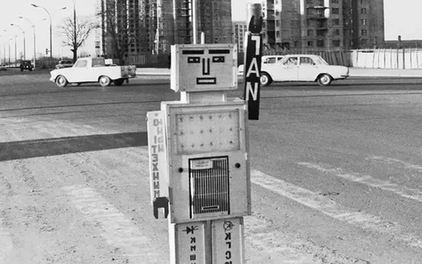 НЛО-заправки и робот-регулировщик: что удивляло водителей в СССР