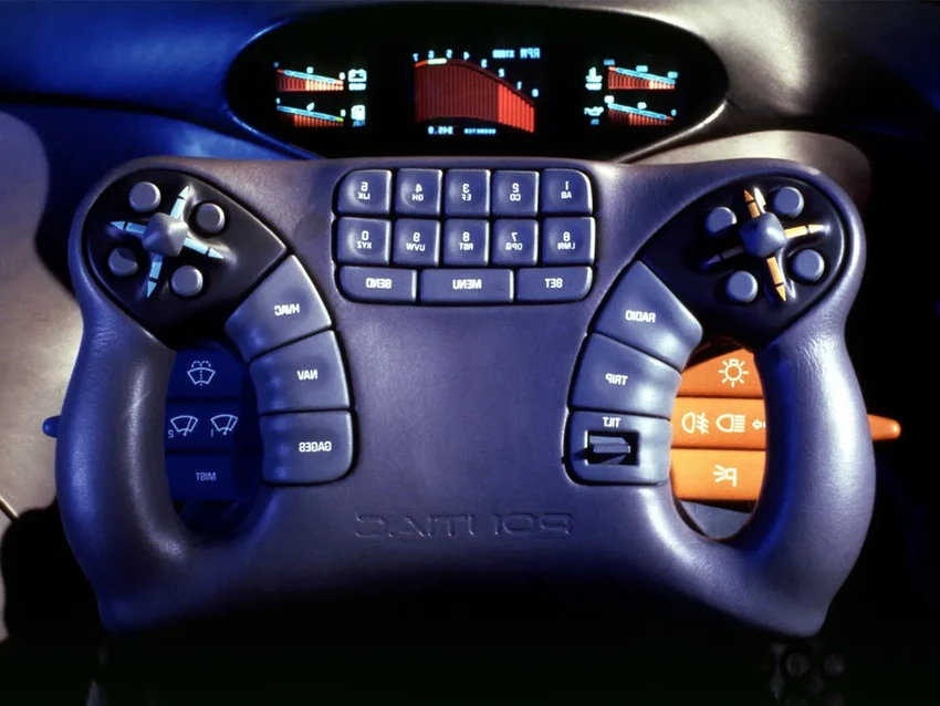 Перебор с кнопками: 3 руля, где дизайнеры слишком увлеклись