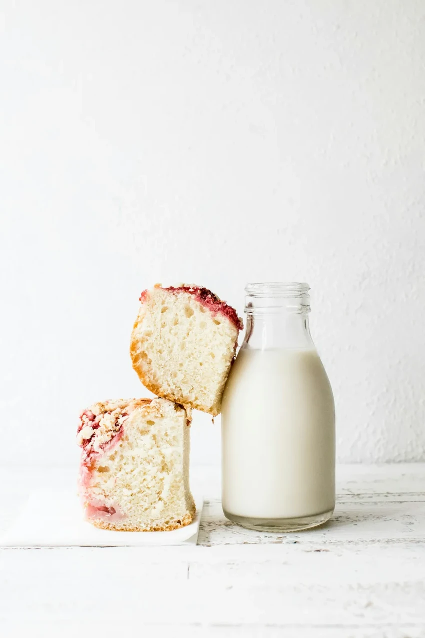 Зачем люди пьют коровье молоко? История древнего и спорного напитка