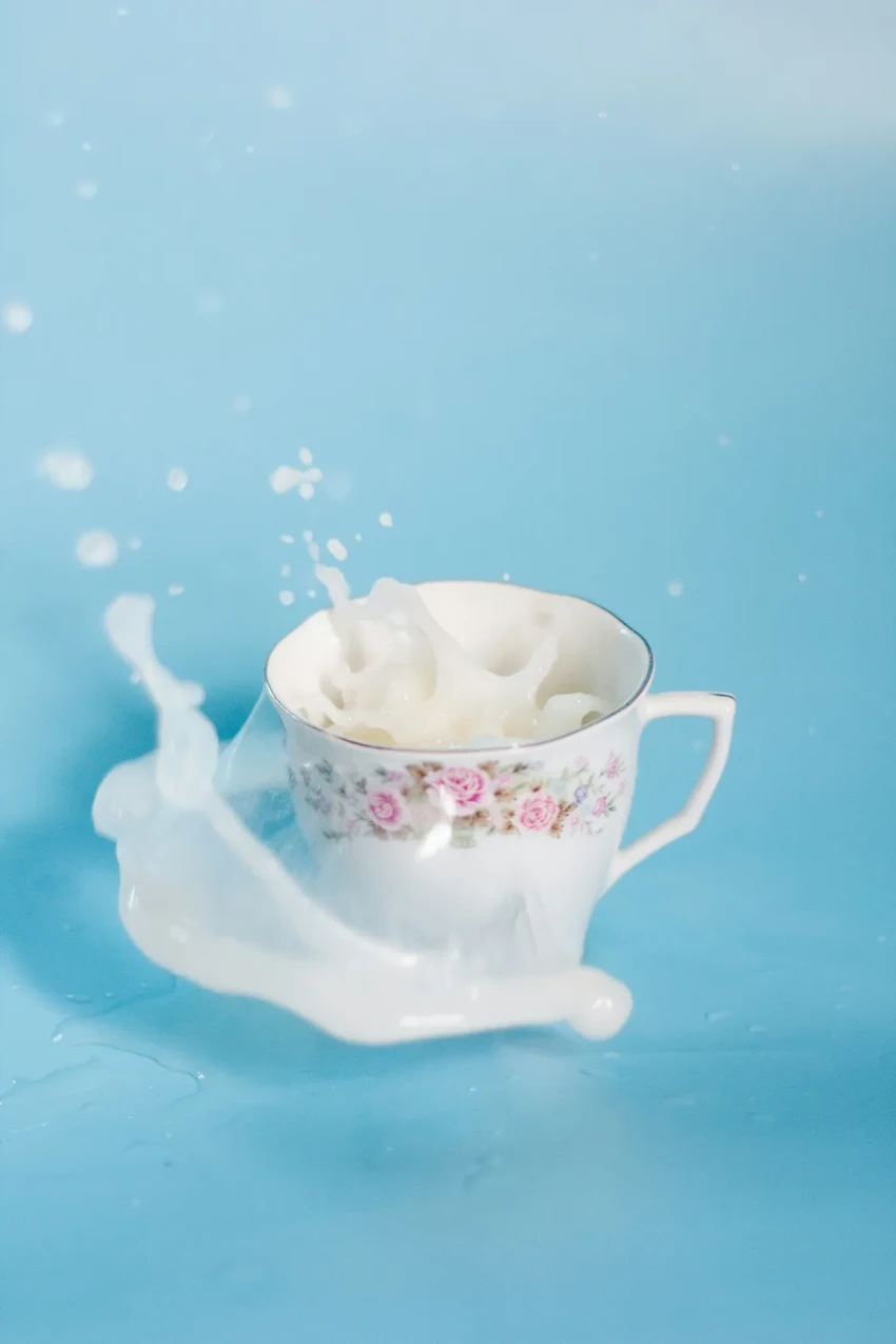 Зачем люди пьют коровье молоко? История древнего и спорного напитка