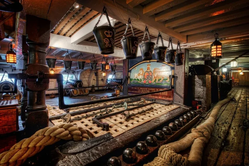 Как моряки 18 века чинили пробоины в бортах пиратских кораблей