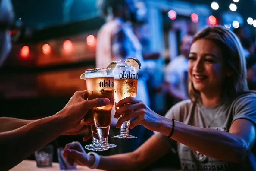 Почему с друзьями пить веселее: научное объяснение социального эффекта