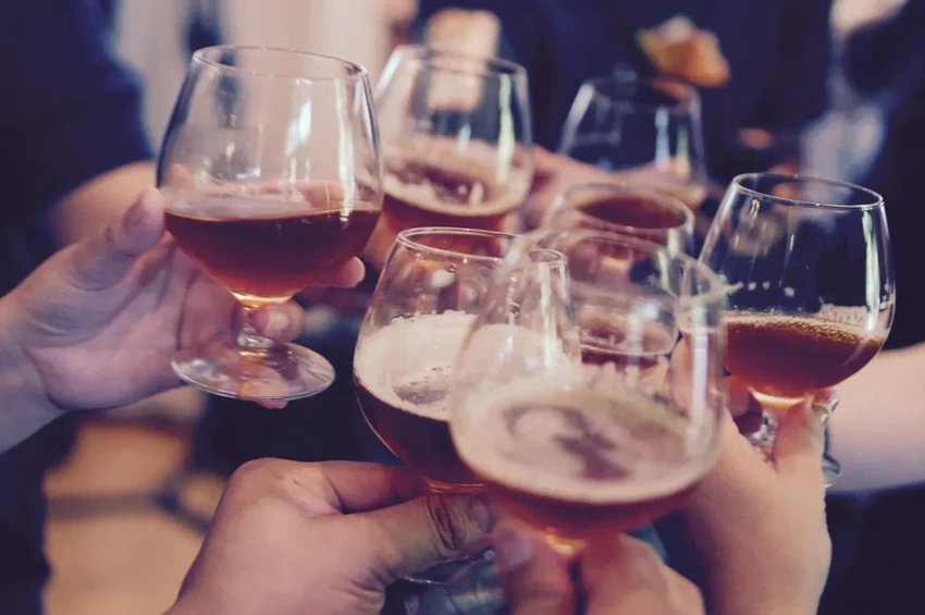Почему с друзьями пить веселее: научное объяснение социального эффекта