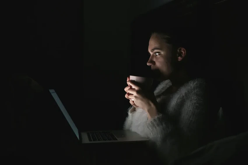 9 вредных привычек, из-за которых садится зрение: проверьте себя