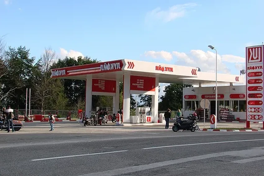 На сколько километров хватит бензина после загорания лампочки на панели