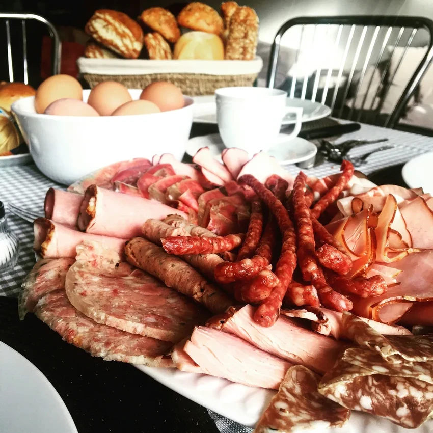 Связь колбасы и деменции: как обработанное мясо влияет на риск для мозга