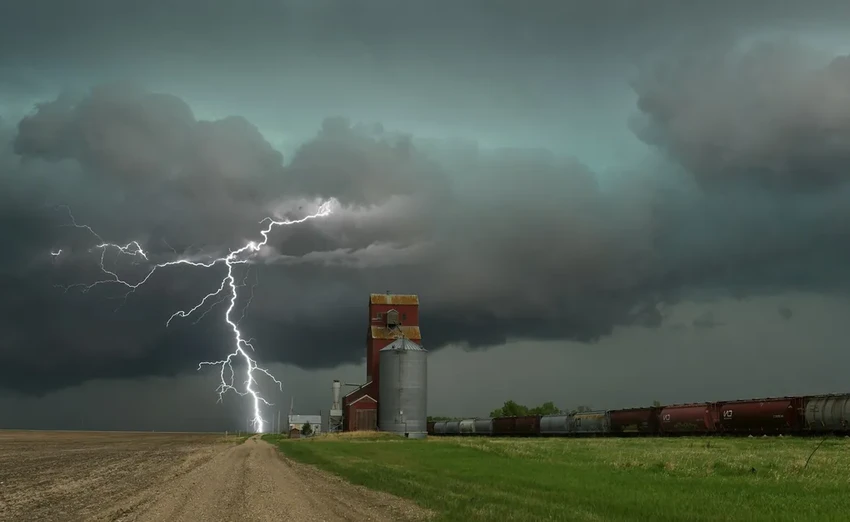 Что делать во время грозы: советы врача, как избежать удара молнии