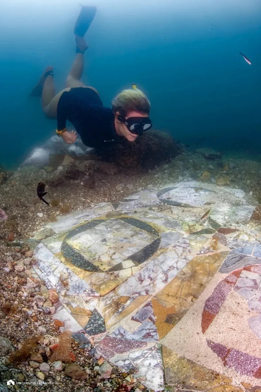 Археологи подняли со дна моря мраморный пол древнеримской виллы из Байи