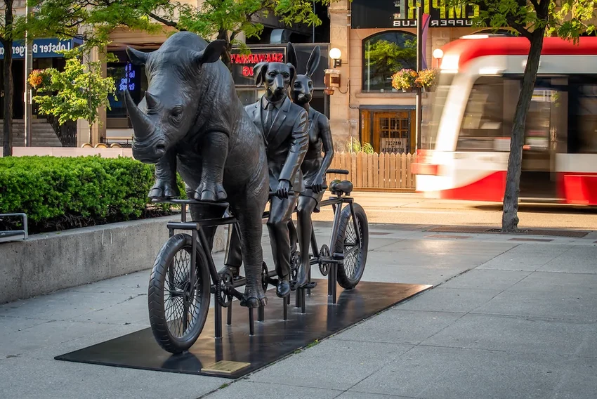 Зачем носорог едет на велосипеде с кроликом и собакой: история необычного памятника