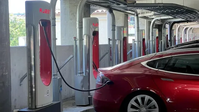 Владельцы Tesla охлаждают кабель полотенцем: лайфхак, который ускоряет зарядку