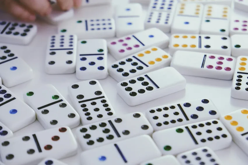 Откуда пришло домино: кто придумал игру и почему её так назвали