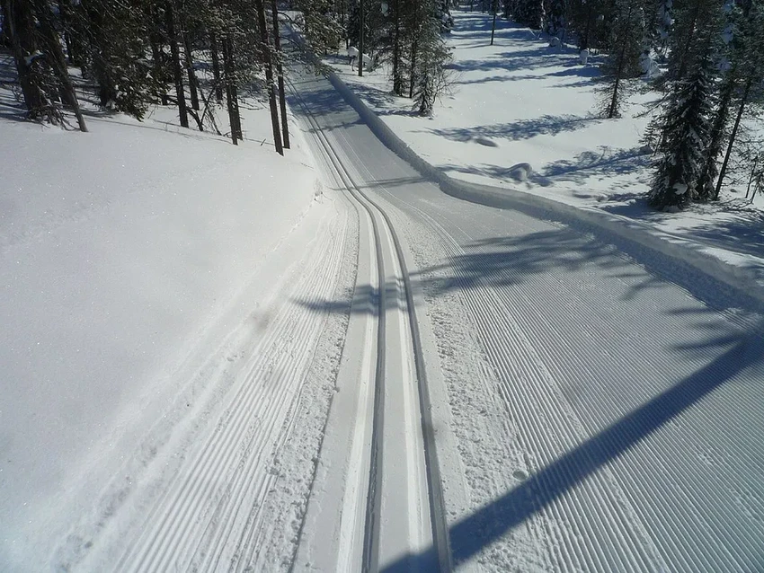 Когда можно выезжать на лыжах и снегоходе: нужная толщина снега