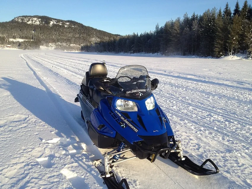 Когда можно выезжать на лыжах и снегоходе: нужная толщина снега
