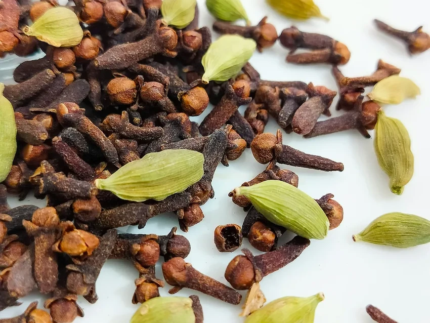 Кардамон: как пряность помогает сердцу и пищеварению