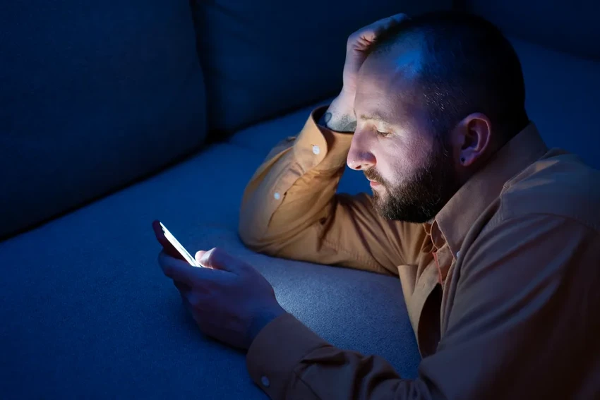 Синий свет от экранов: как он влияет на кожу и вызывает цифровое старение