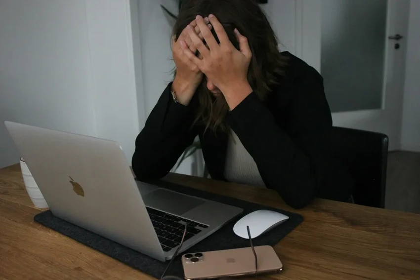 Думскроллинг: как листание плохих новостей вызывает тревогу и кризис смысла