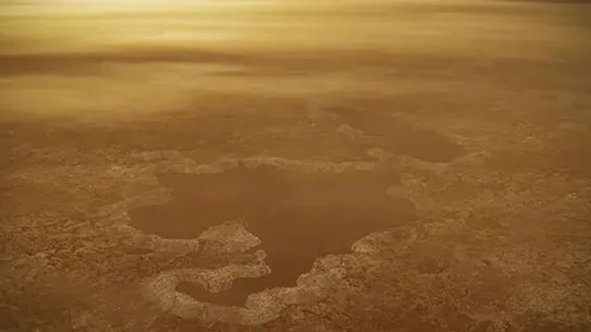 Титан, спутник Сатурна: в чем разница между его реками и метановыми морями?