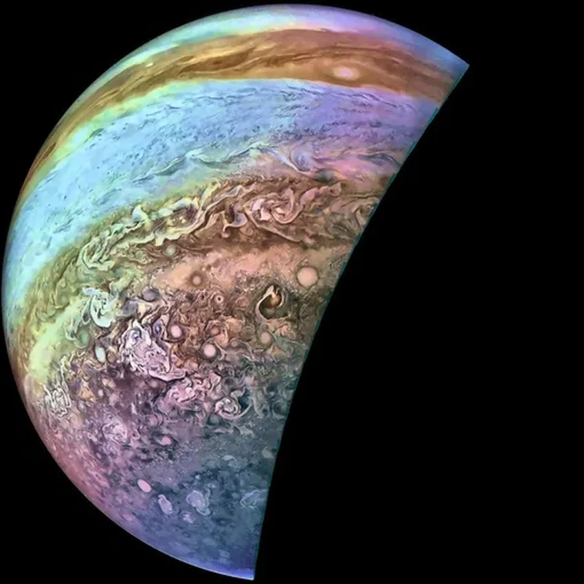 «Юнона» сняла хаотичную красоту облаков Юпитера