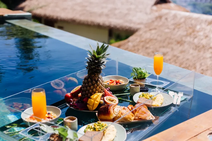 После еды нельзя плавать? Разбираем популярный миф с научной точки зрения