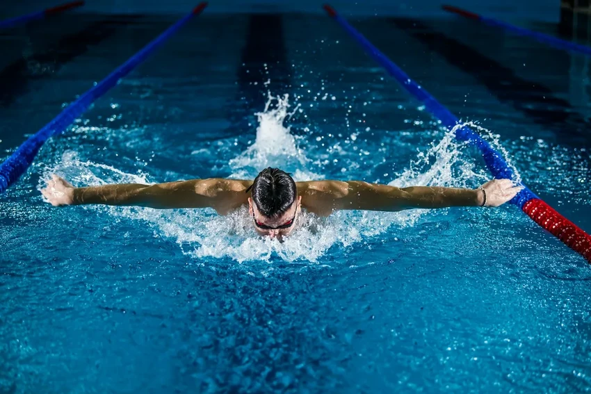 После еды нельзя плавать? Разбираем популярный миф с научной точки зрения