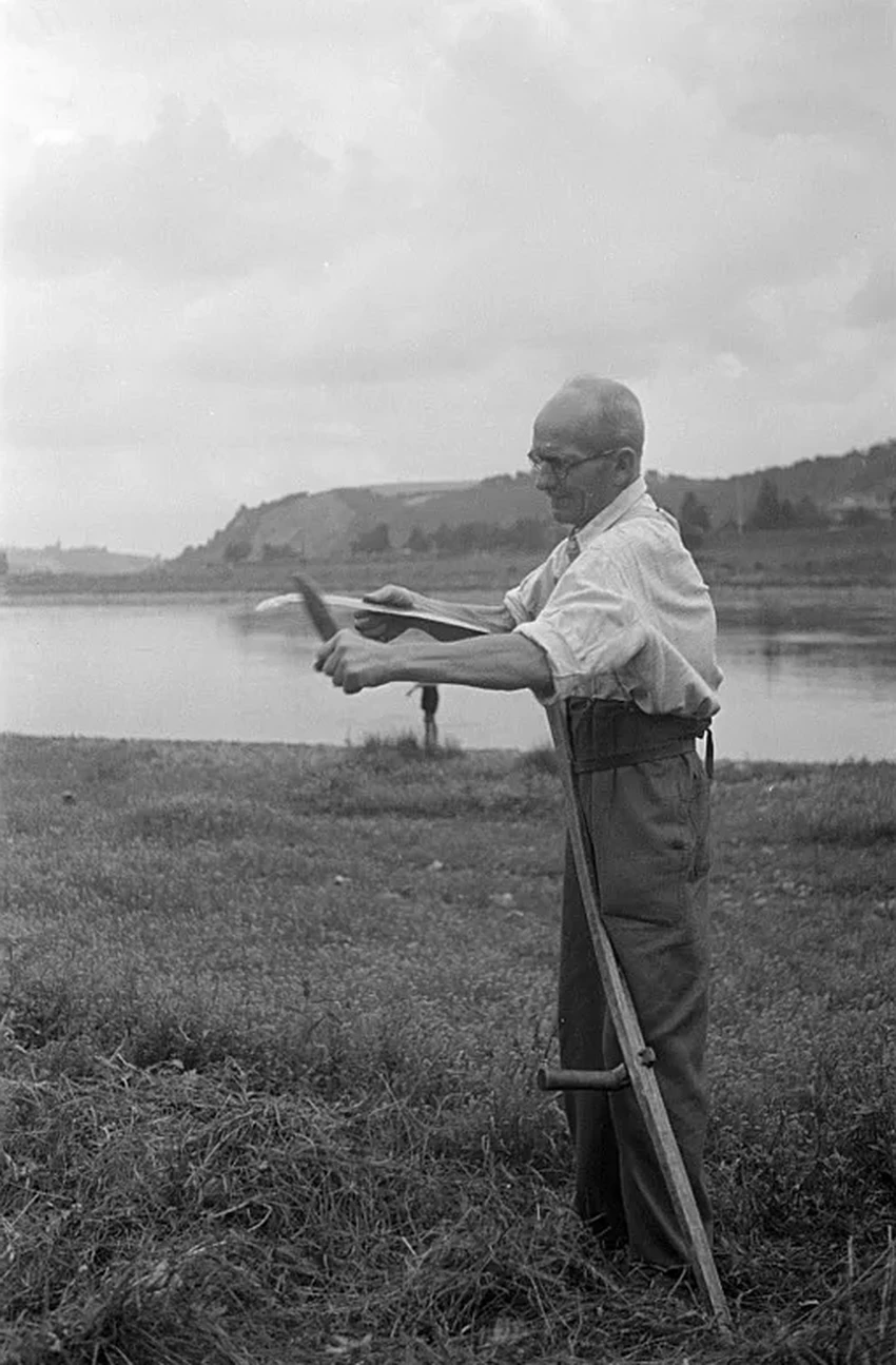 Как правильно косить траву ручной косой: навык дедов простыми словами