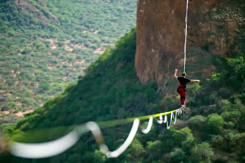 Невероятный переход: 3,6 км по слэклайну через Мессинский пролив