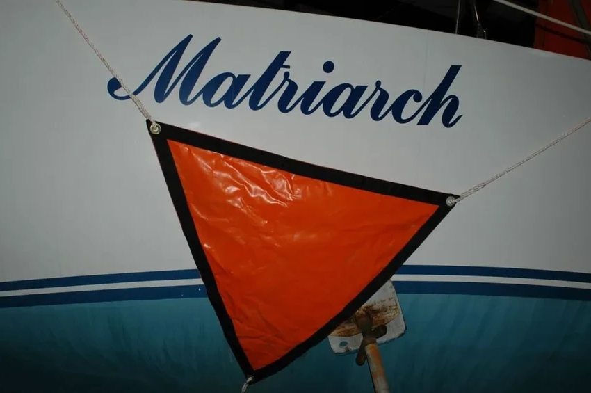 Эксперимент: какие способы заделать пробоину в яхте работают на самом деле