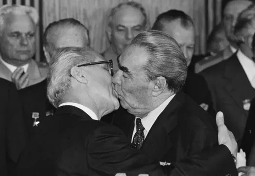 Поцелуи Брежнева и наука: как биохимия объясняет наш самый древний ритуал