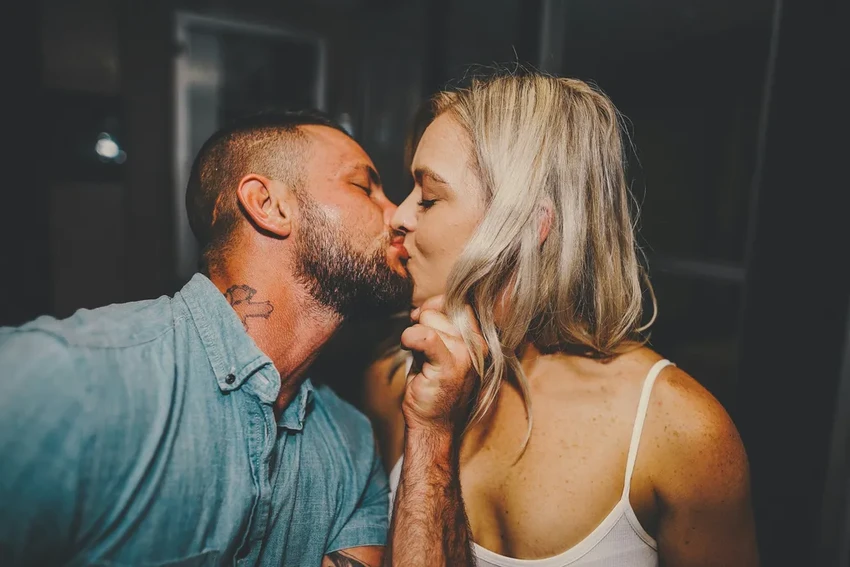 Поцелуи Брежнева и наука: как биохимия объясняет наш самый древний ритуал