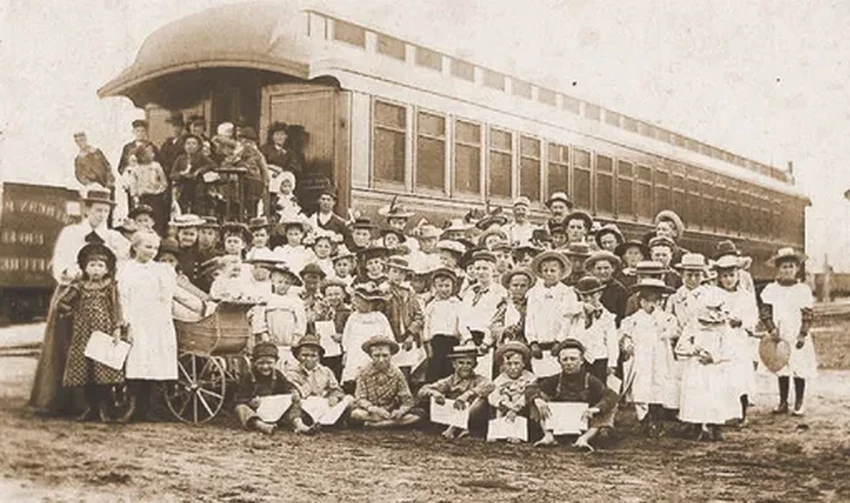 Сиротские поезда в США: как 200 тысяч детей перевозили на Запад
