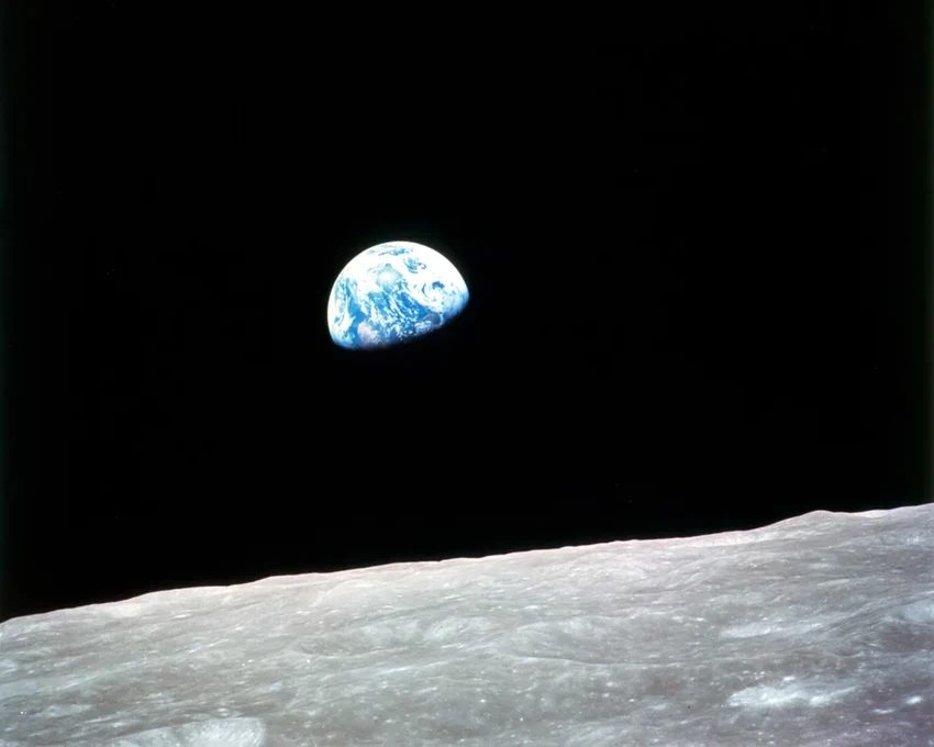 Чем масса отличается от веса: объясняем на Луне, в лифте и космосе