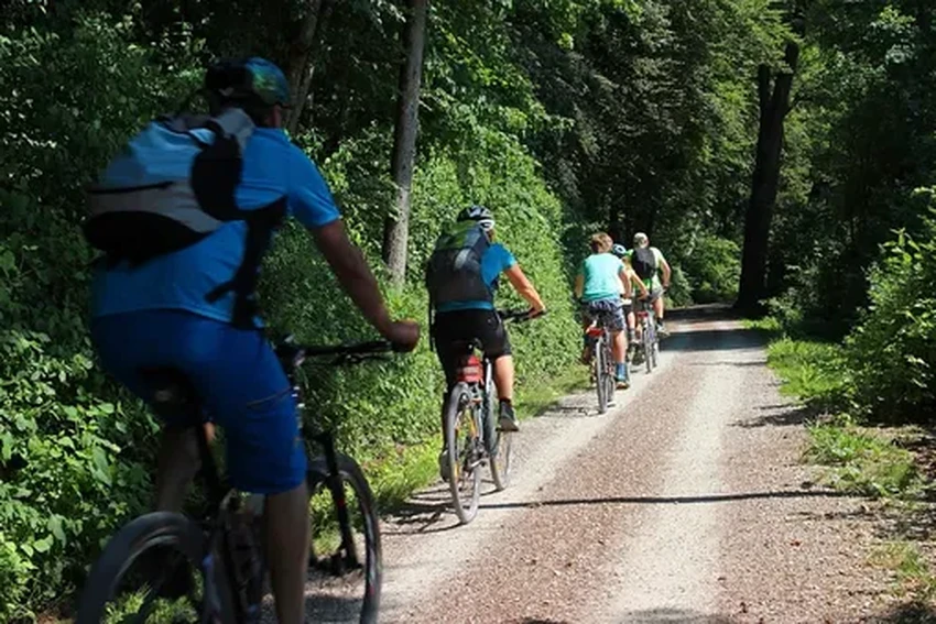 Как кататься на велосипеде в сильную жару: правила безопасности и комфорта