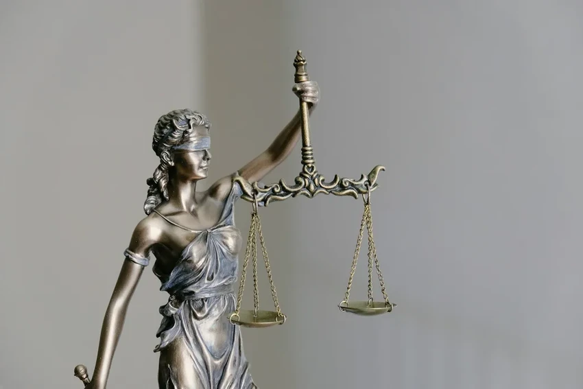 Космический мусор упал на дом: семья из Флориды подает в суд на NASA