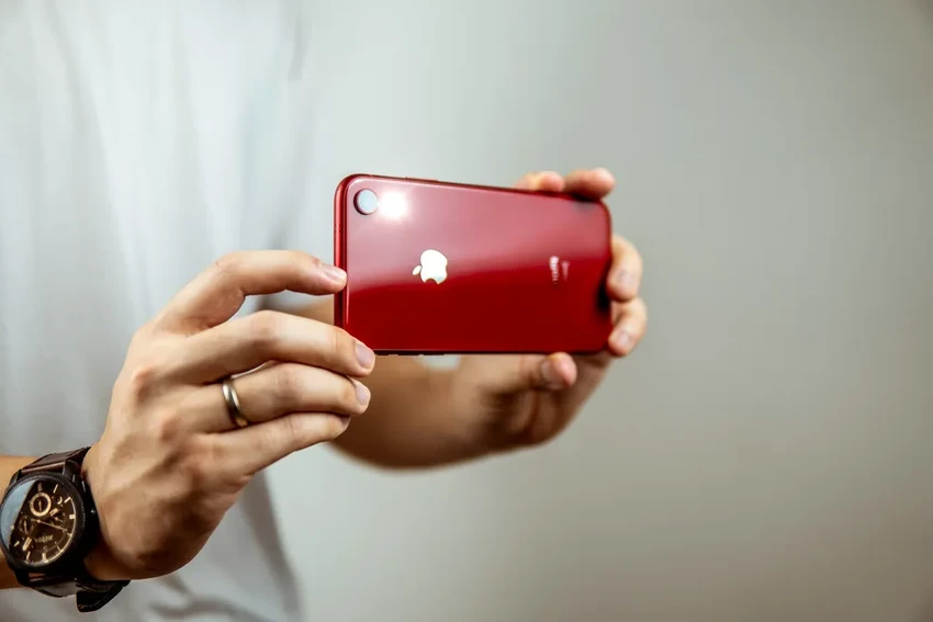 Почему камера смартфона слева, а не по центру? Ответ в эргономике