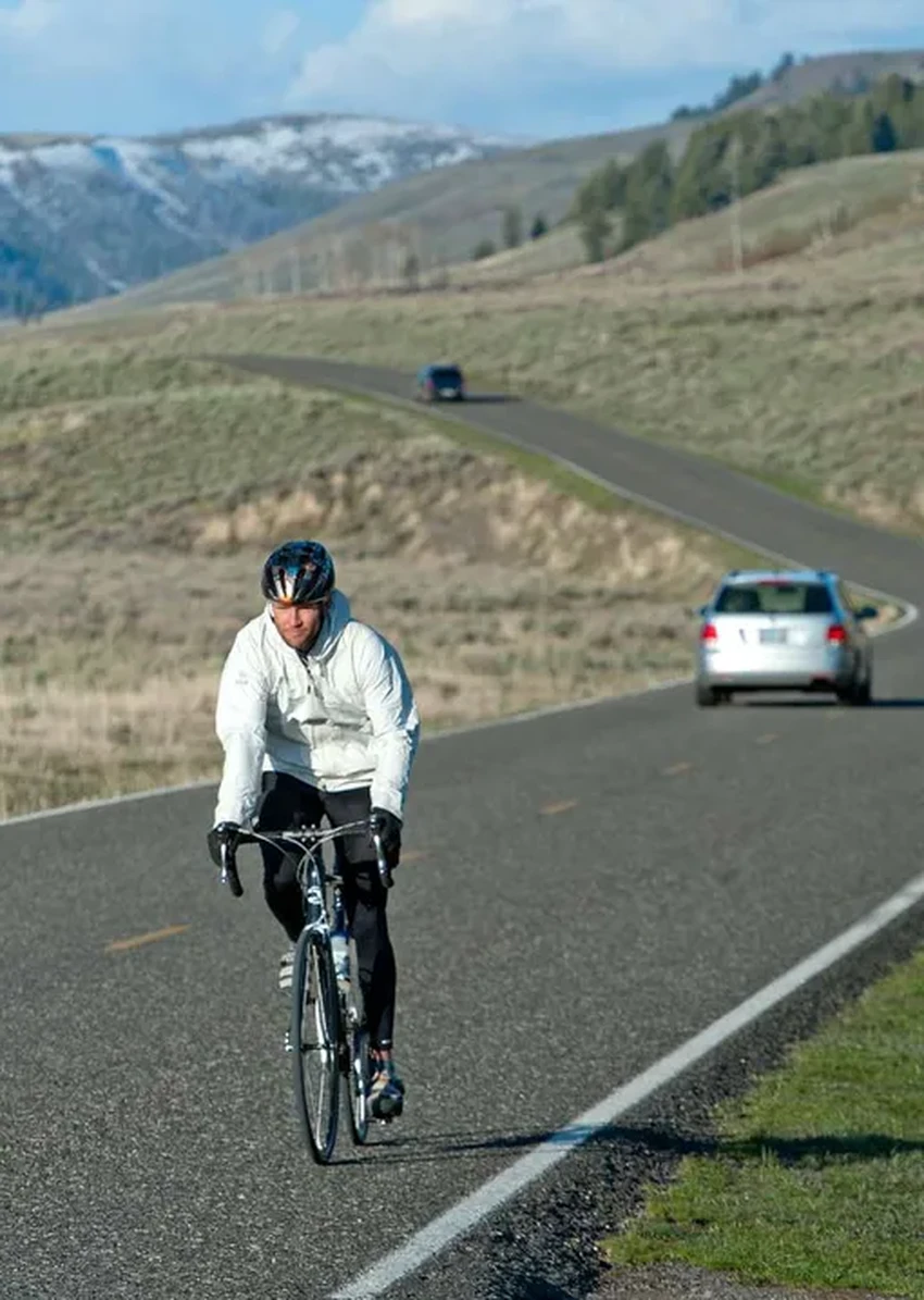 Как безопасно ездить на велосипеде по трассе: 5 правил для спокойной дороги