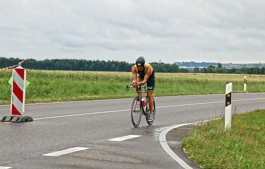 Как безопасно ездить на велосипеде по трассе: 5 правил для спокойной дороги
