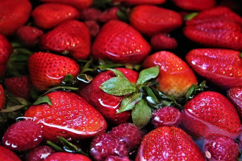 Как сохранить клубнику свежей на неделю: проверенные способы хранения