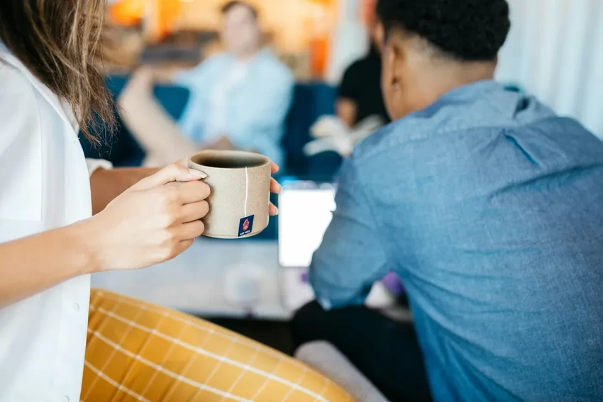 Кофе против сидячего образа жизни: как напиток снижает риски для здоровья