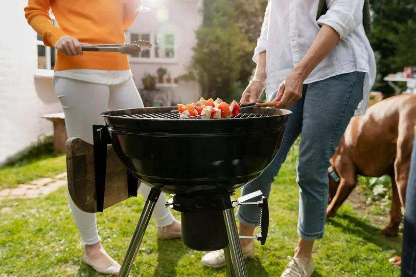 Простые дачные лайфхаки: как починить сетку, отмыть мангал и отпугнуть комаров