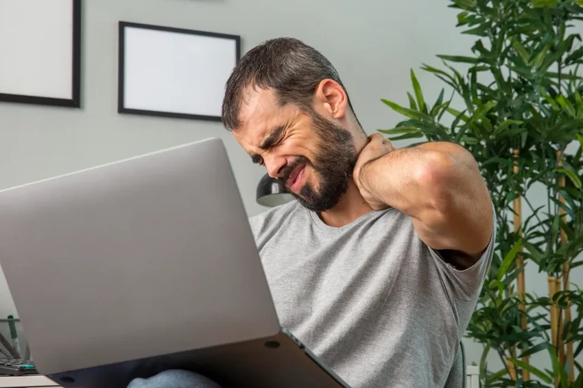 Боль в спине и шее от компьютера: 5 простых упражнений для осанки